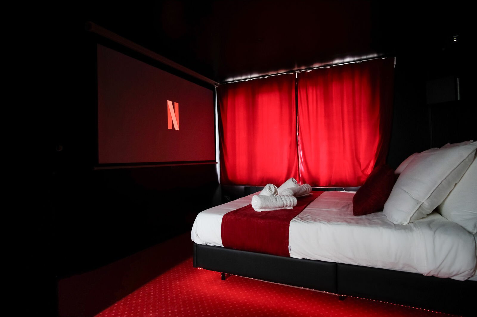 Le lit face à l'écran — Le Cinéma, logement près du Mont Saint-Michel