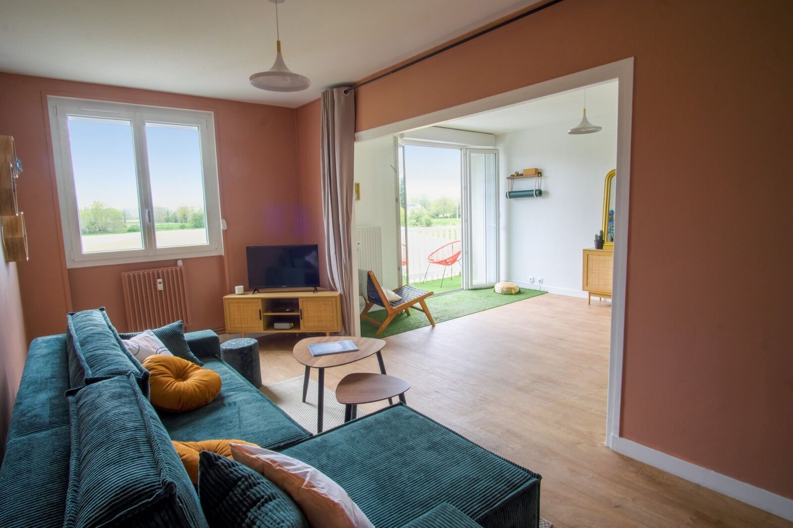 Le salon, côté balcon — Le Cocon, logement près du Mont Saint-Michel