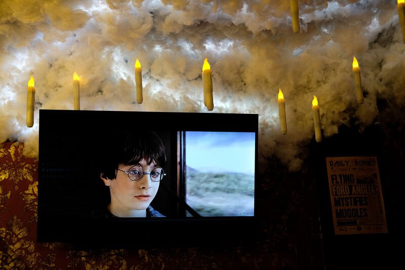 Bougies flottantes et TV — La Chambre du Sorcier, logement près du Mont Saint-Michel