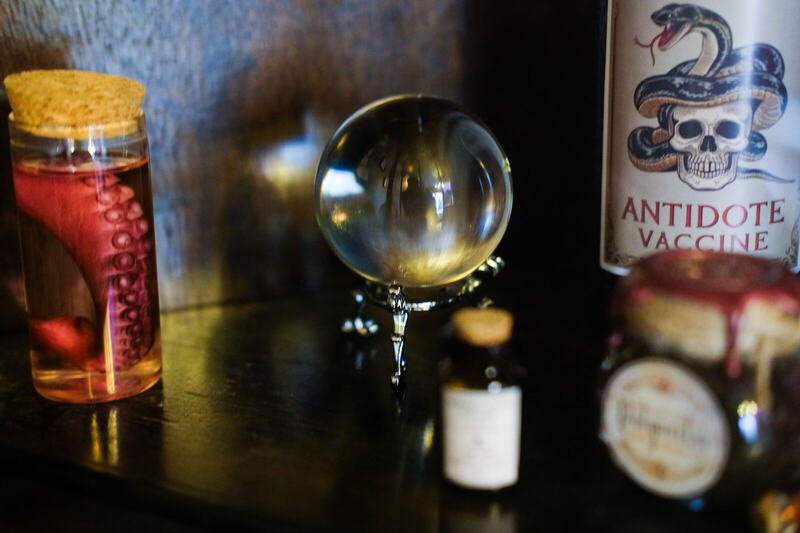 Boule de cristal et fioles — La Chambre du Sorcier, logement près du Mont Saint-Michel