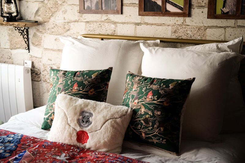 Coussins aux couleurs de l'école — La Chambre du Sorcier, logement près du Mont Saint-Michel