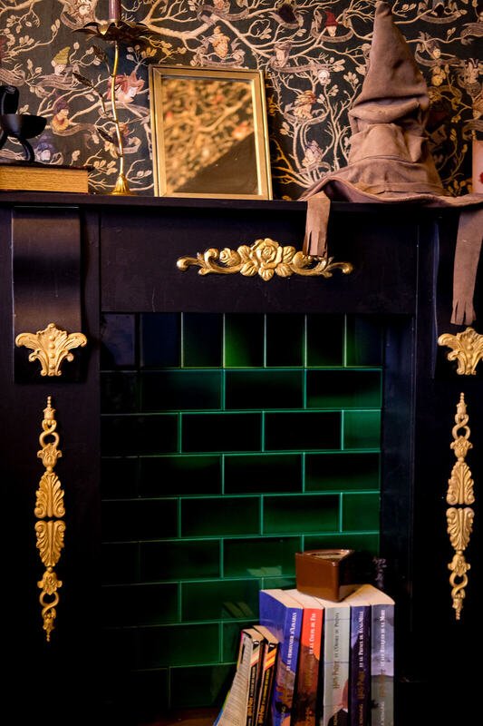 Détails de la cheminée — La Chambre du Sorcier, logement près du Mont Saint-Michel