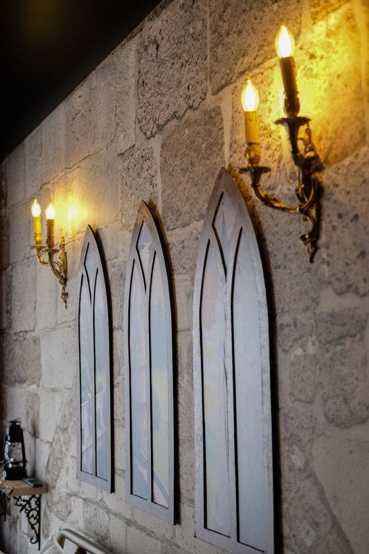 Fenêtres et appliques — La Chambre du Sorcier, logement près du Mont Saint-Michel