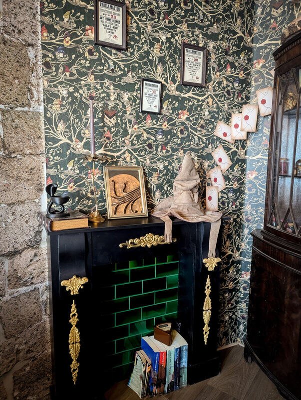 La cheminée — La Chambre du Sorcier, logement près du Mont Saint-Michel