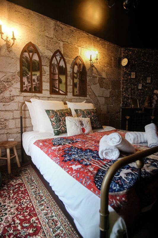 Le lit et les fenêtres — La Chambre du Sorcier, logement près du Mont Saint-Michel