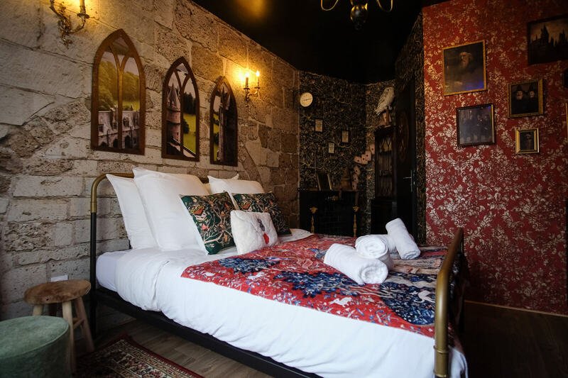 Le lit — La Chambre du Sorcier, logement près du Mont Saint-Michel