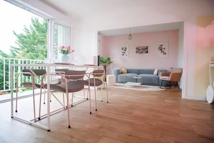 Salon et salle à manger — Le Bonbon, logement près du Mont Saint-Michel