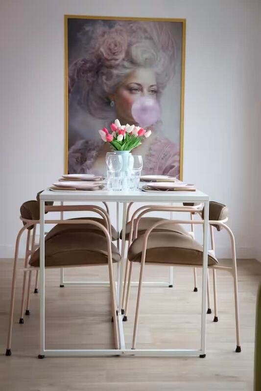Table — Le Bonbon, logement près du Mont Saint-Michel