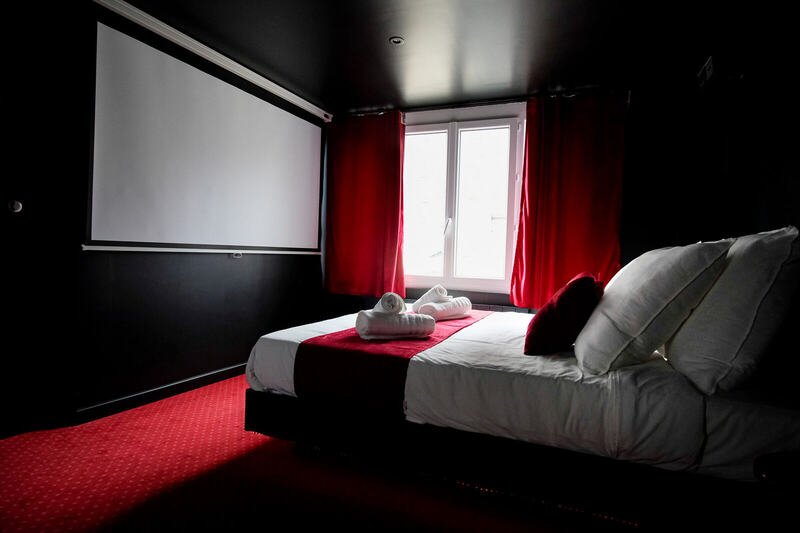 Écran et fenêtre — Le Cinéma, logement près du Mont Saint-Michel