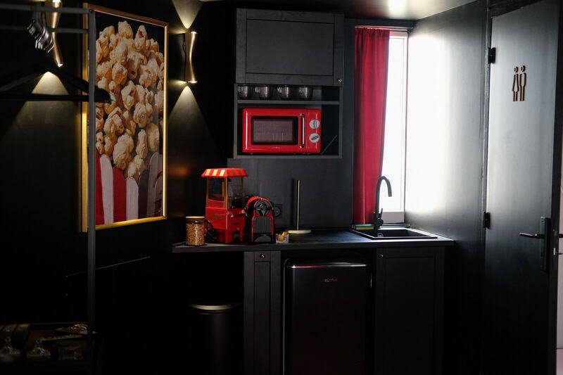 Kitchenette — Le Cinéma, logement près du Mont Saint-Michel