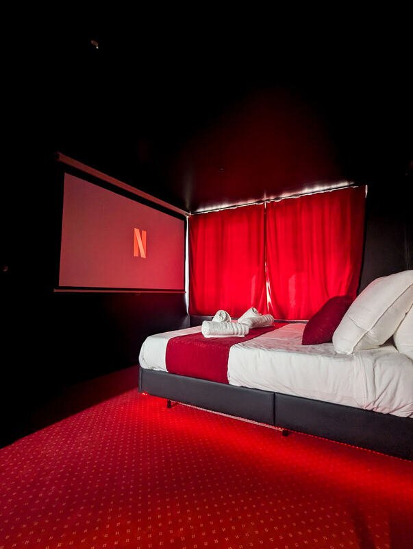 La chambre — Le Cinéma, logement près du Mont Saint-Michel
