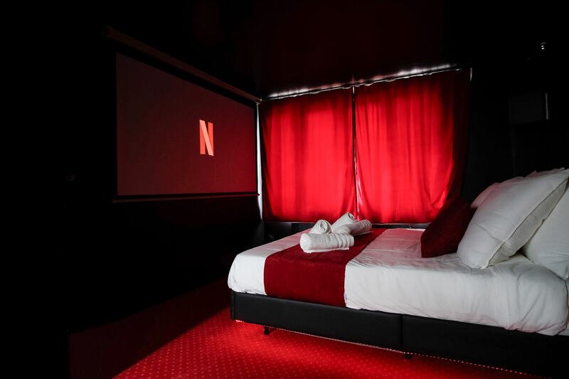 Le lit face à l'écran — Le Cinéma, logement près du Mont Saint-Michel