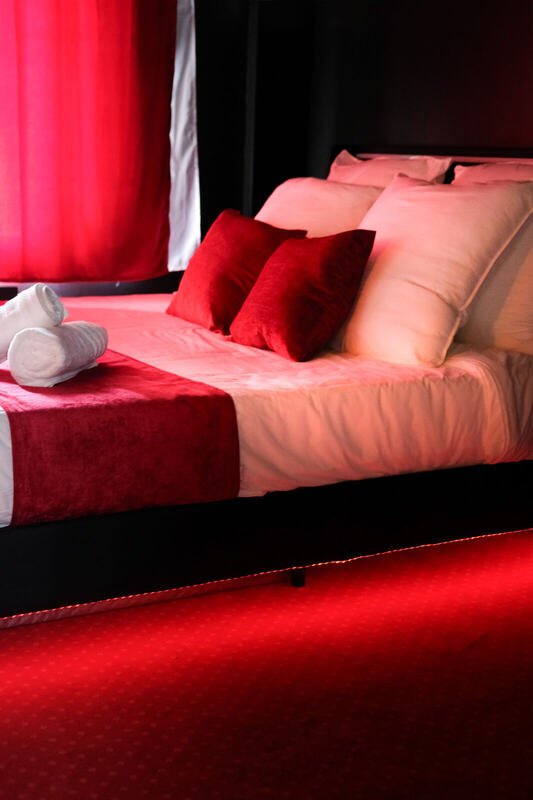 Le lit — Le Cinéma, logement près du Mont Saint-Michel