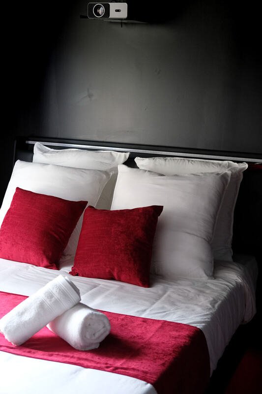 Le projecteur au-dessus du lit — Le Cinéma, logement près du Mont Saint-Michel