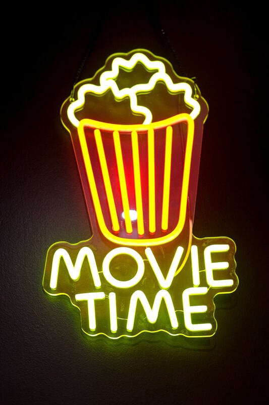 Néon Movie Time — Le Cinéma, logement près du Mont Saint-Michel