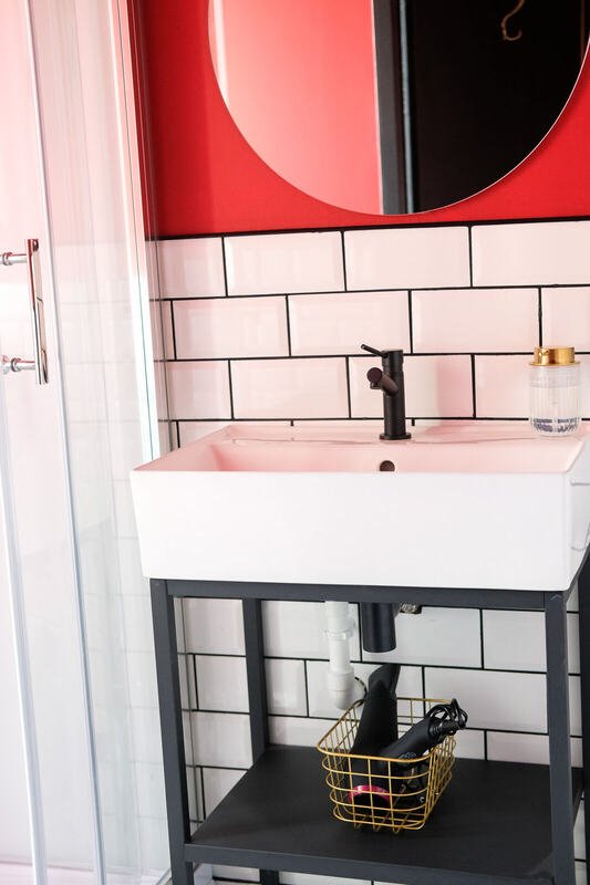 Salle d'eau : lavabo — Le Cinéma, logement près du Mont Saint-Michel