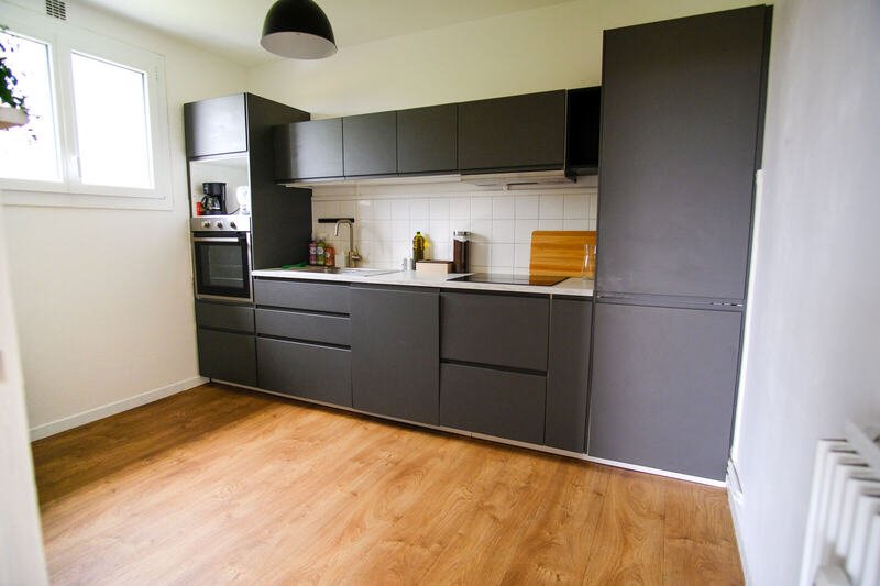 La cuisine équipée — Le Cocon, logement près du Mont Saint-Michel