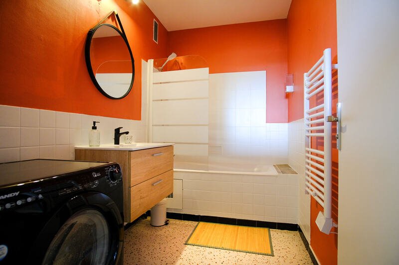 La salle de bain orange — Le Cocon, logement près du Mont Saint-Michel