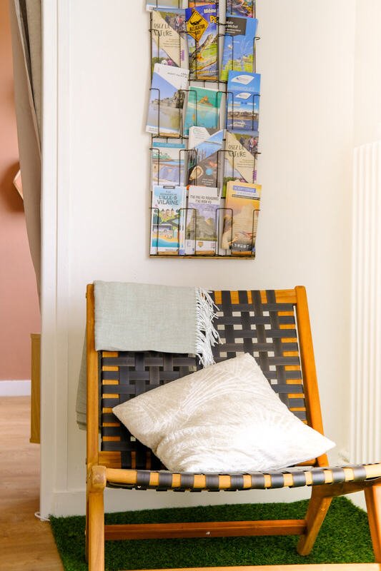 Le fauteuil et les brochures — Le Cocon, logement près du Mont Saint-Michel