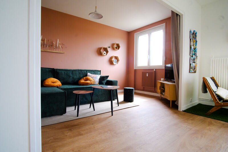 Le salon, terracotta et vert — Le Cocon, logement près du Mont Saint-Michel